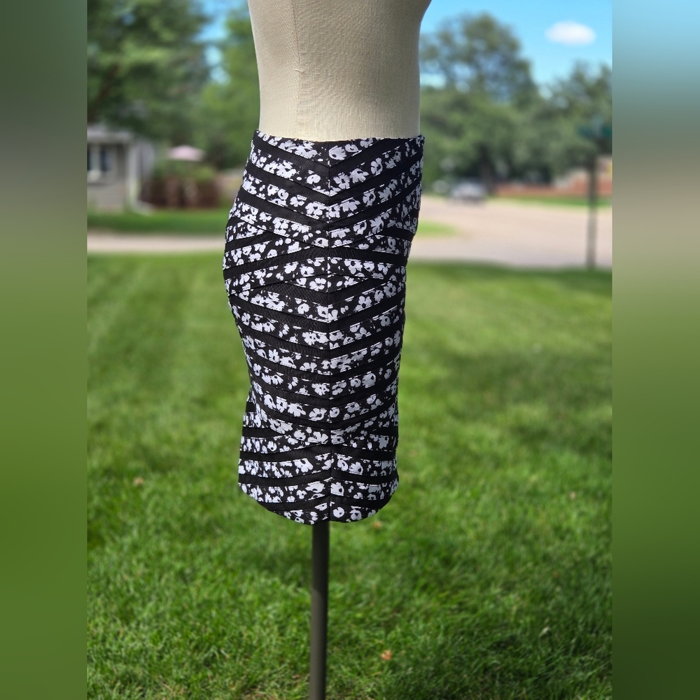 White House Black Market Black and White Patterned Pencil Skirt - Picture 3 of 7